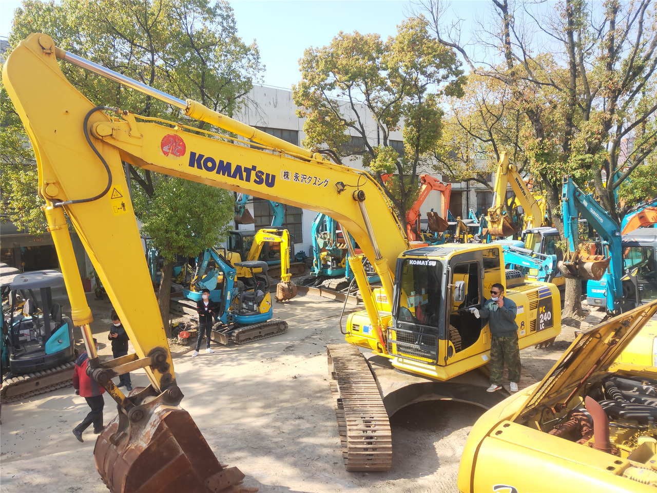Komatsu Crawler Excavator PC240-8 - Lánctalpas kotró: 5 kép. Komatsu Crawler Excavator PC240-8 - Lánctalpas kotró: 5 kép.