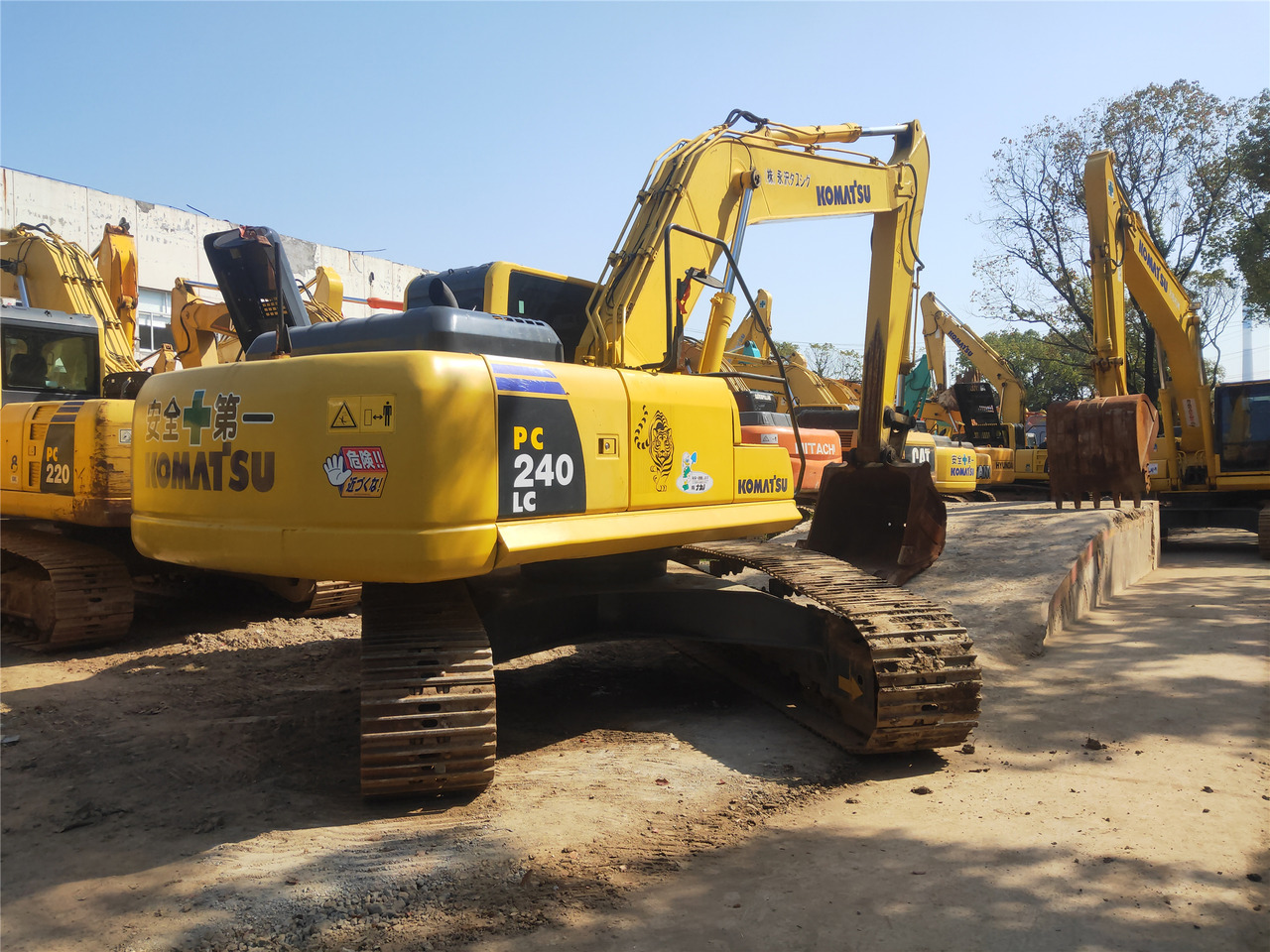 Komatsu Crawler Excavator PC240-8 - Lánctalpas kotró: 2 kép. Komatsu Crawler Excavator PC240-8 - Lánctalpas kotró: 2 kép.