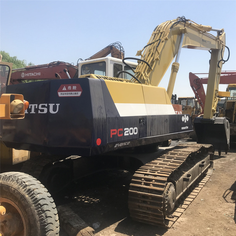 Komatsu Excavator PC200-5 - Kotrógép: 2 kép. Komatsu Excavator PC200-5 - Kotrógép: 2 kép.
