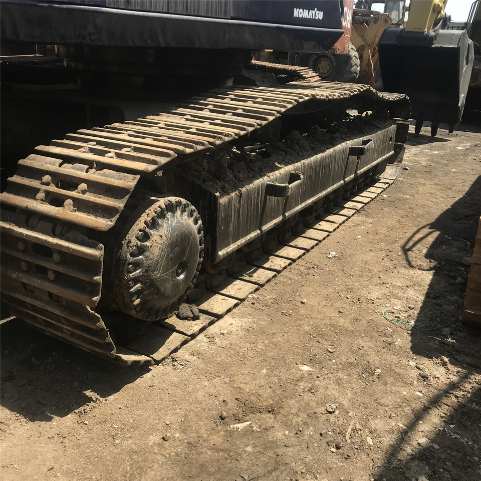 Komatsu Excavator PC200-5 - Kotrógép: 3 kép. Komatsu Excavator PC200-5 - Kotrógép: 3 kép.