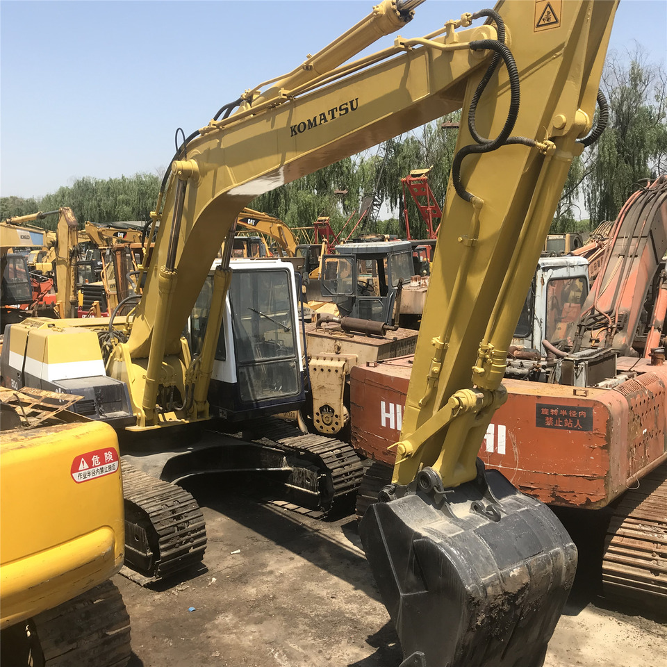 Komatsu Excavator PC200-5 - Kotrógép: 1 kép. Komatsu Excavator PC200-5 - Kotrógép: 1 kép.