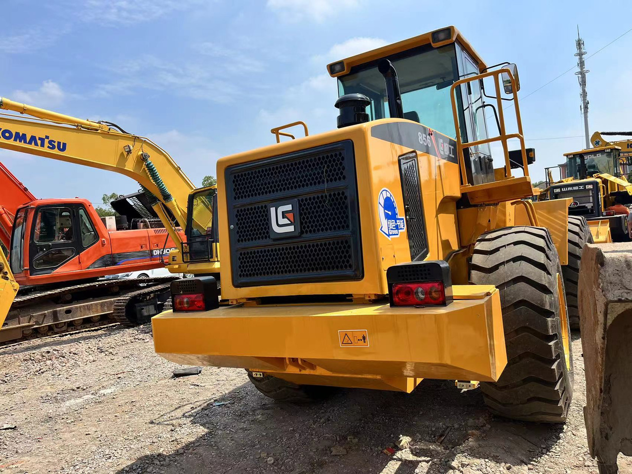 Liugong 856Wheel Loader Click for Discount - Gumikerekes homlokrakodó: 5 kép. Liugong 856Wheel Loader Click for Discount - Gumikerekes homlokrakodó: 5 kép.