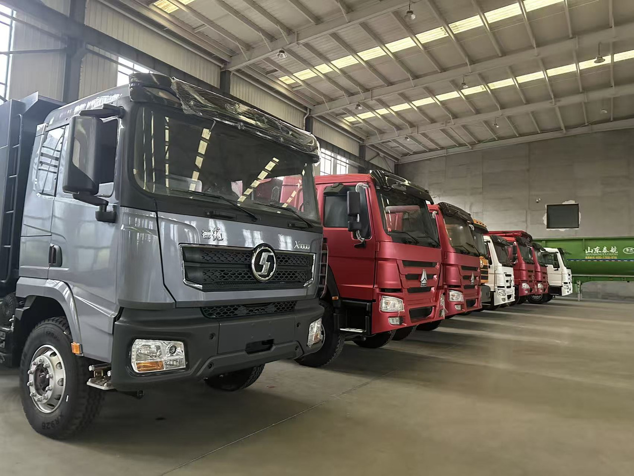SHACMAN X3000 Dump Truck 6✖4 - Nyergesvontató: 5 kép. SHACMAN X3000 Dump Truck 6✖4 - Nyergesvontató: 5 kép.