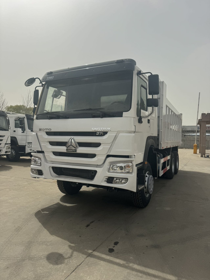 SINOTRUK HOWO 371 6X4 - Billenőplatós teherautó: 2 kép. SINOTRUK HOWO 371 6X4 - Billenőplatós teherautó: 2 kép.