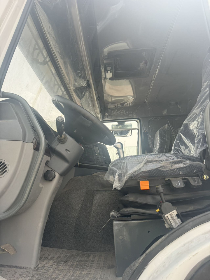 SINOTRUK HOWO 371 6X4 - Billenőplatós teherautó: 5 kép. SINOTRUK HOWO 371 6X4 - Billenőplatós teherautó: 5 kép.