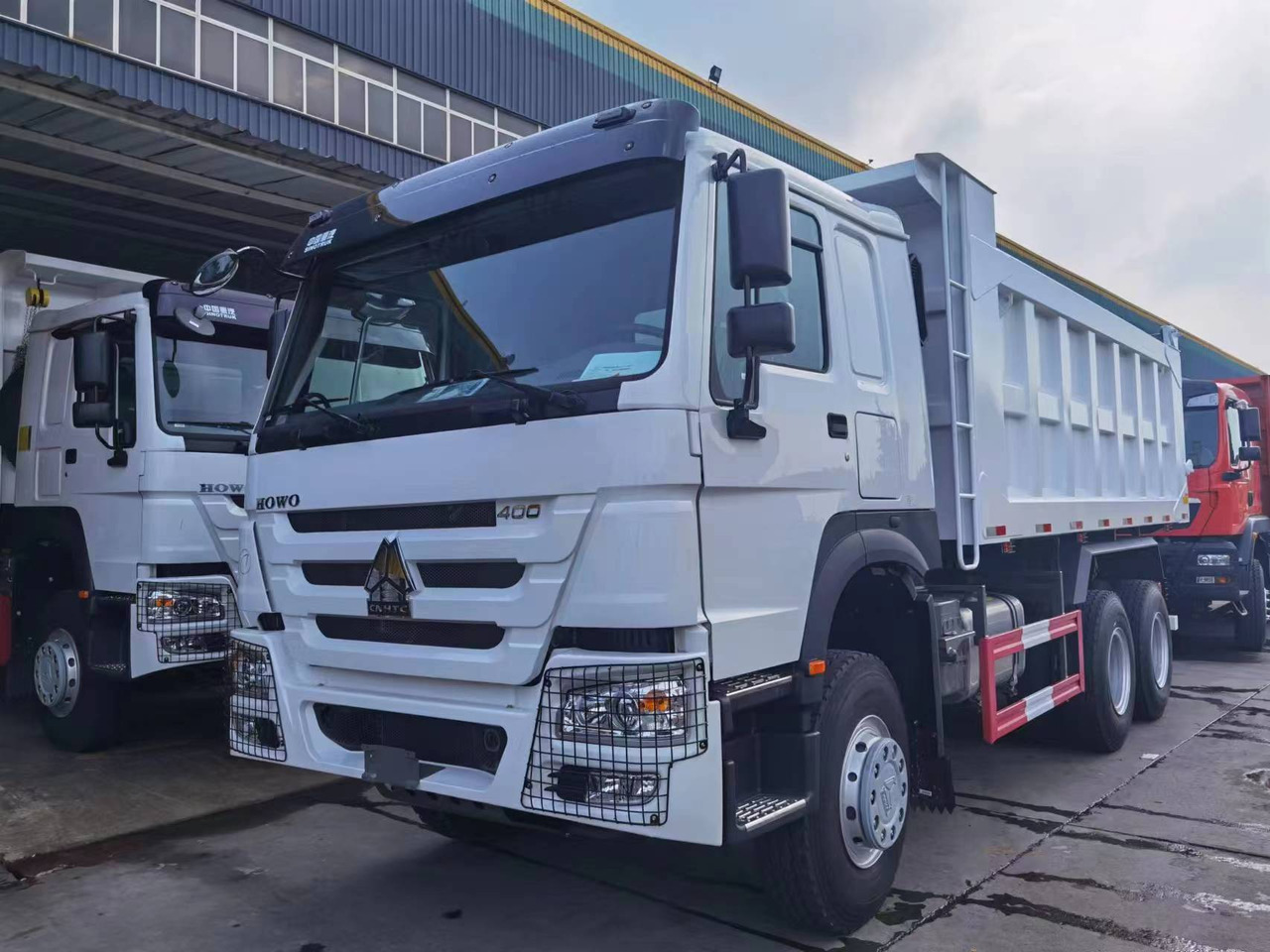 SINOTRUK HOWO 400HP Dump Truck New Brand Click for Discount - Billenőplatós teherautó: 3 kép. SINOTRUK HOWO 400HP Dump Truck New Brand Click for Discount - Billenőplatós teherautó: 3 kép.