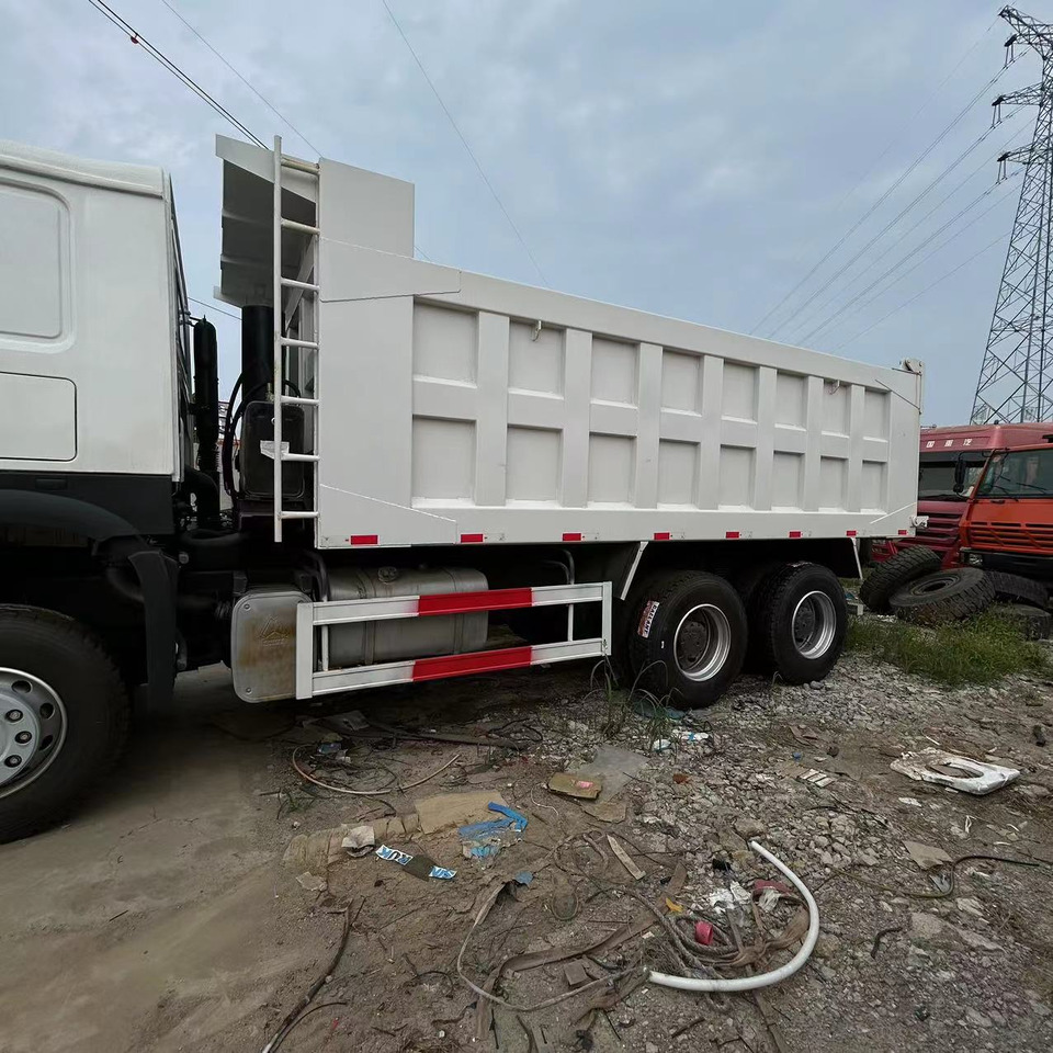 SINOTRUK HOWO 6x4 Dump Truck Click for Discount - Billenőplatós teherautó: 3 kép. SINOTRUK HOWO 6x4 Dump Truck Click for Discount - Billenőplatós teherautó: 3 kép.