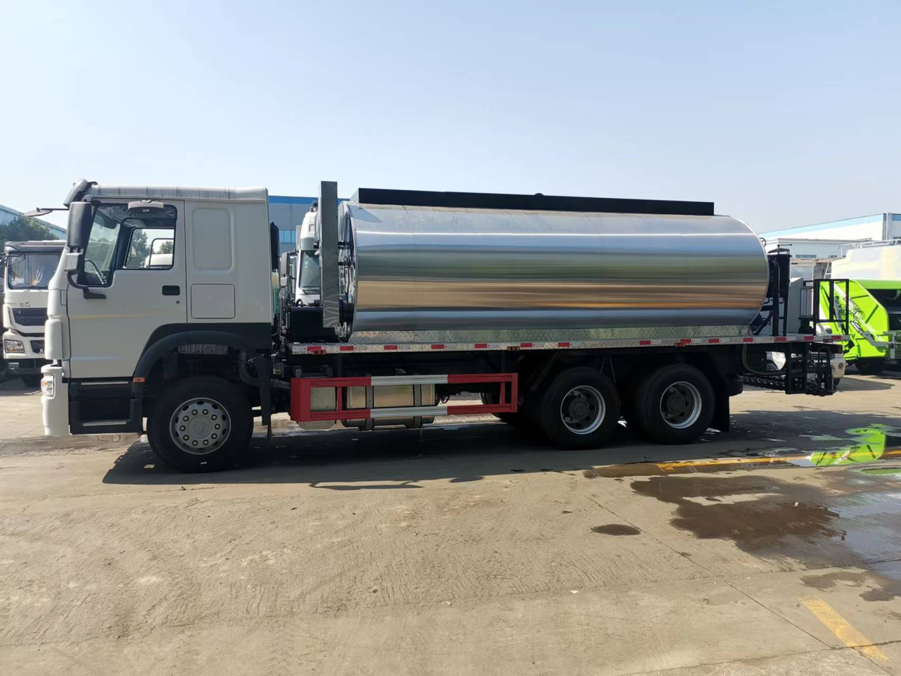 SINOTRUK HOWO CLICK HERE FOR DISCOUNT - Bitumenszóró: 3 kép. SINOTRUK HOWO CLICK HERE FOR DISCOUNT - Bitumenszóró: 3 kép.
