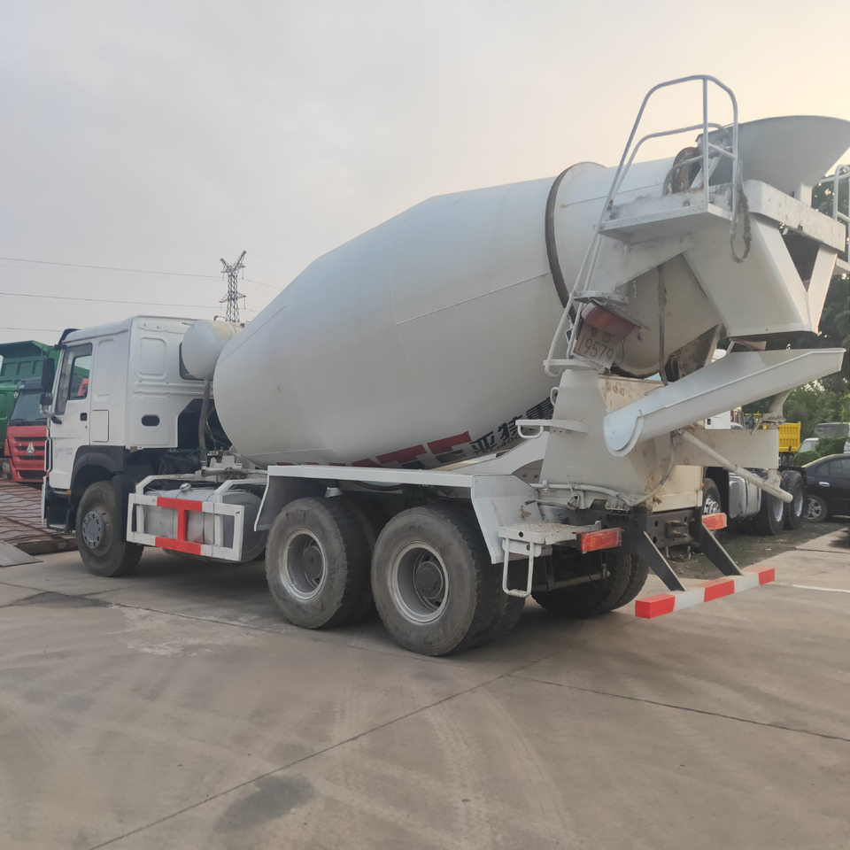 SINOTRUK HOWO - Betonkeverő: 3 kép. SINOTRUK HOWO - Betonkeverő: 3 kép.