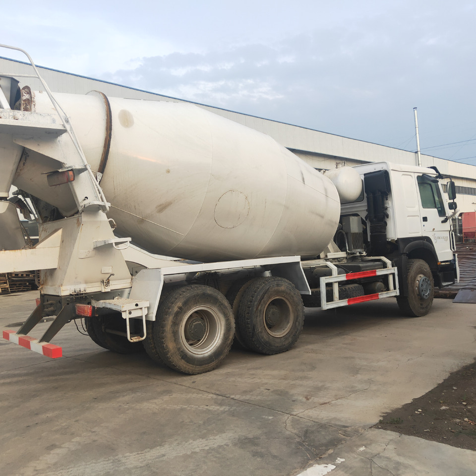 SINOTRUK HOWO - Betonkeverő: 5 kép. SINOTRUK HOWO - Betonkeverő: 5 kép.
