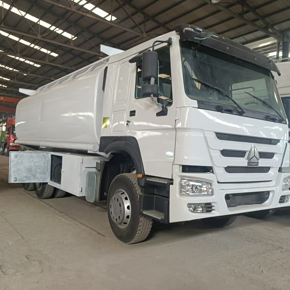 SINOTRUK Howo 371hp Fuel tanker - Tartályos teherautó: 3 kép. SINOTRUK Howo 371hp Fuel tanker - Tartályos teherautó: 3 kép.