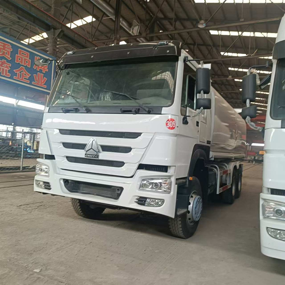 SINOTRUK Howo 371hp Fuel tanker - Tartályos teherautó: 2 kép. SINOTRUK Howo 371hp Fuel tanker - Tartályos teherautó: 2 kép.