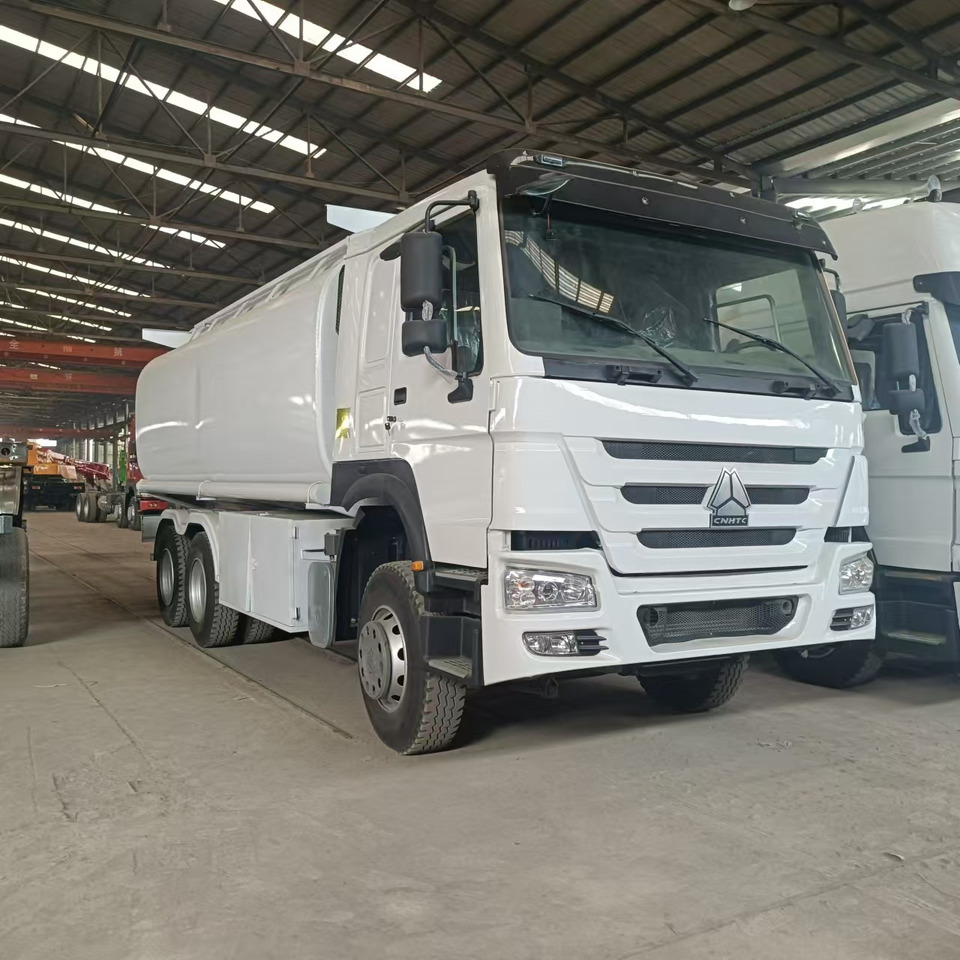 SINOTRUK Howo 371hp Fuel tanker - Tartályos teherautó: 1 kép. SINOTRUK Howo 371hp Fuel tanker - Tartályos teherautó: 1 kép.