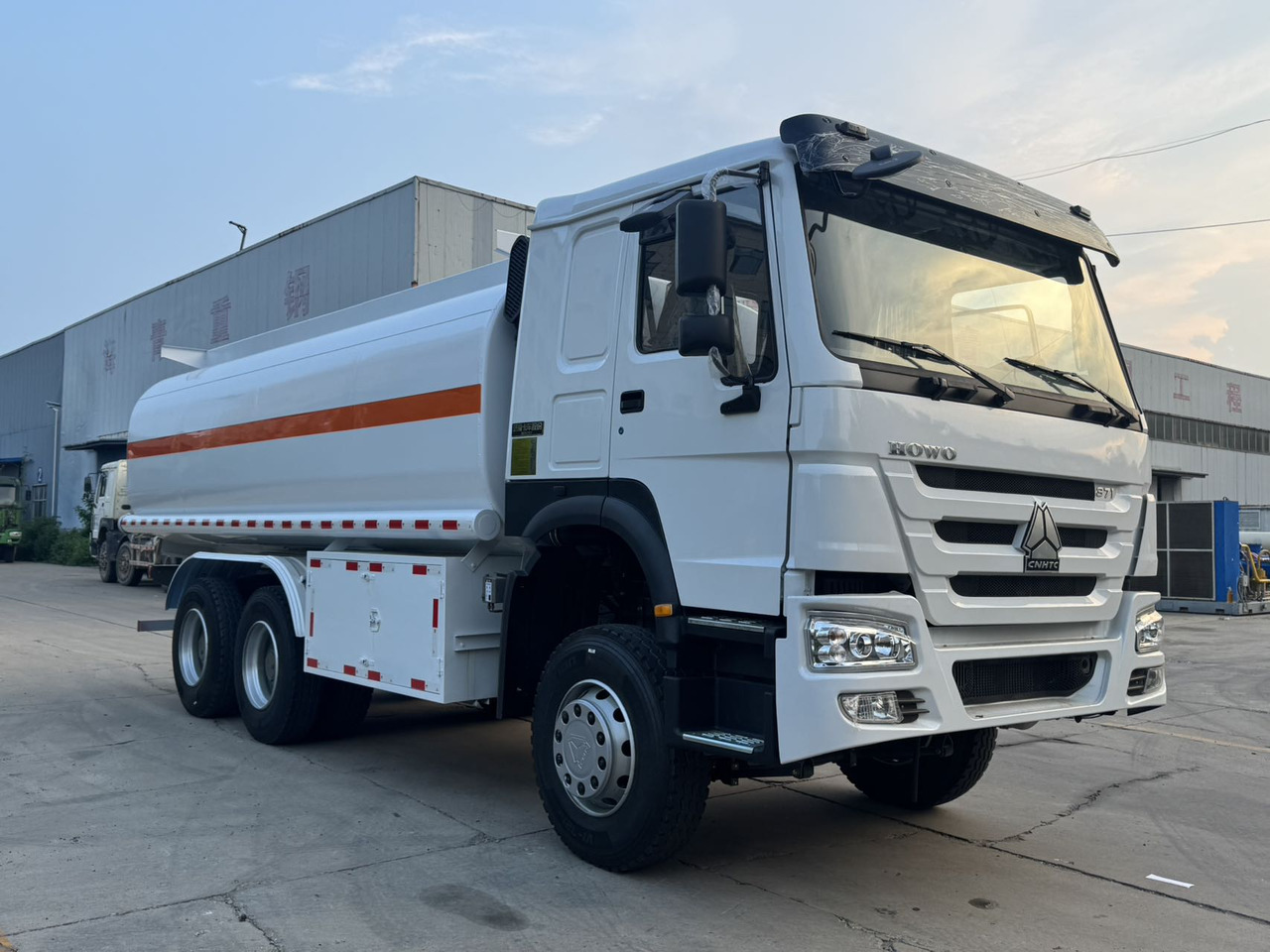 SINOTRUK Howo Fuel Tanker Click Here For DISCOUNT - Tartályos teherautó: 1 kép. SINOTRUK Howo Fuel Tanker Click Here For DISCOUNT - Tartályos teherautó: 1 kép.