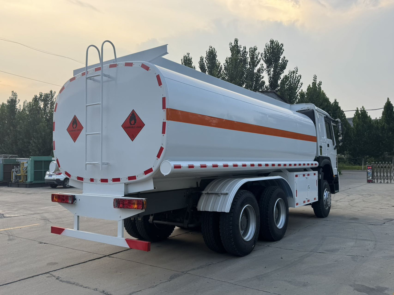 SINOTRUK Howo Fuel Tanker Click Here For DISCOUNT - Tartályos teherautó: 5 kép. SINOTRUK Howo Fuel Tanker Click Here For DISCOUNT - Tartályos teherautó: 5 kép.
