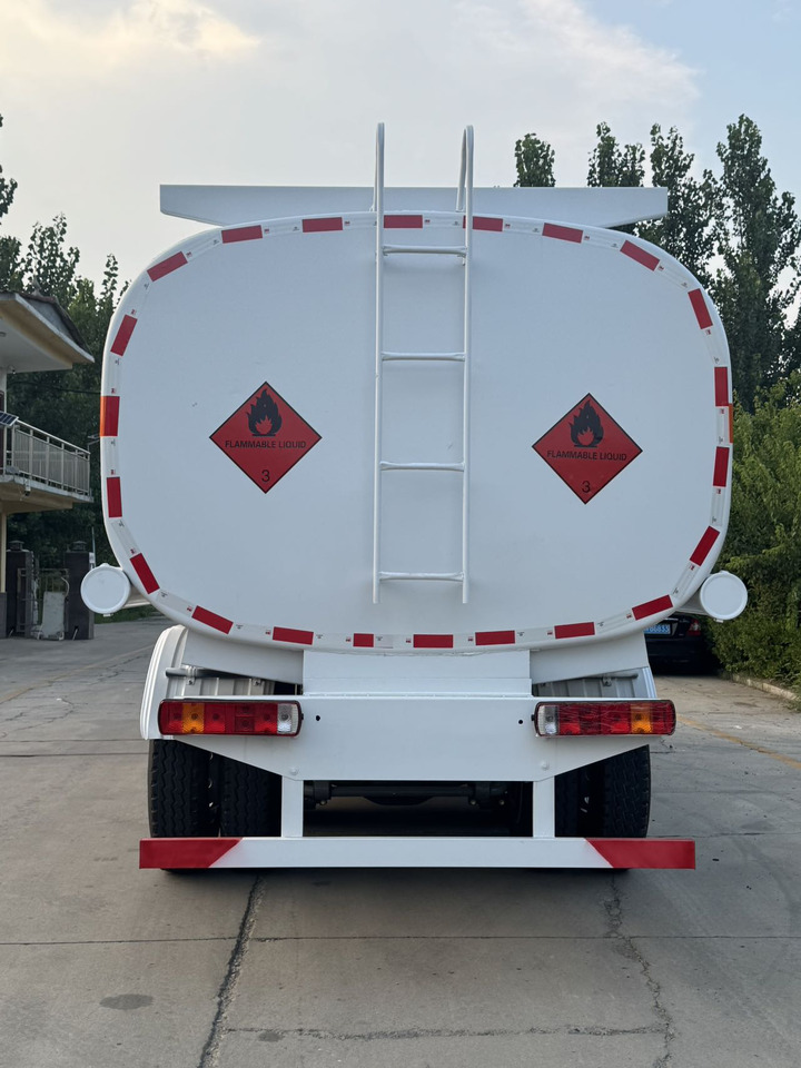SINOTRUK Howo Fuel Tanker Click Here For DISCOUNT - Tartályos teherautó: 4 kép. SINOTRUK Howo Fuel Tanker Click Here For DISCOUNT - Tartályos teherautó: 4 kép.