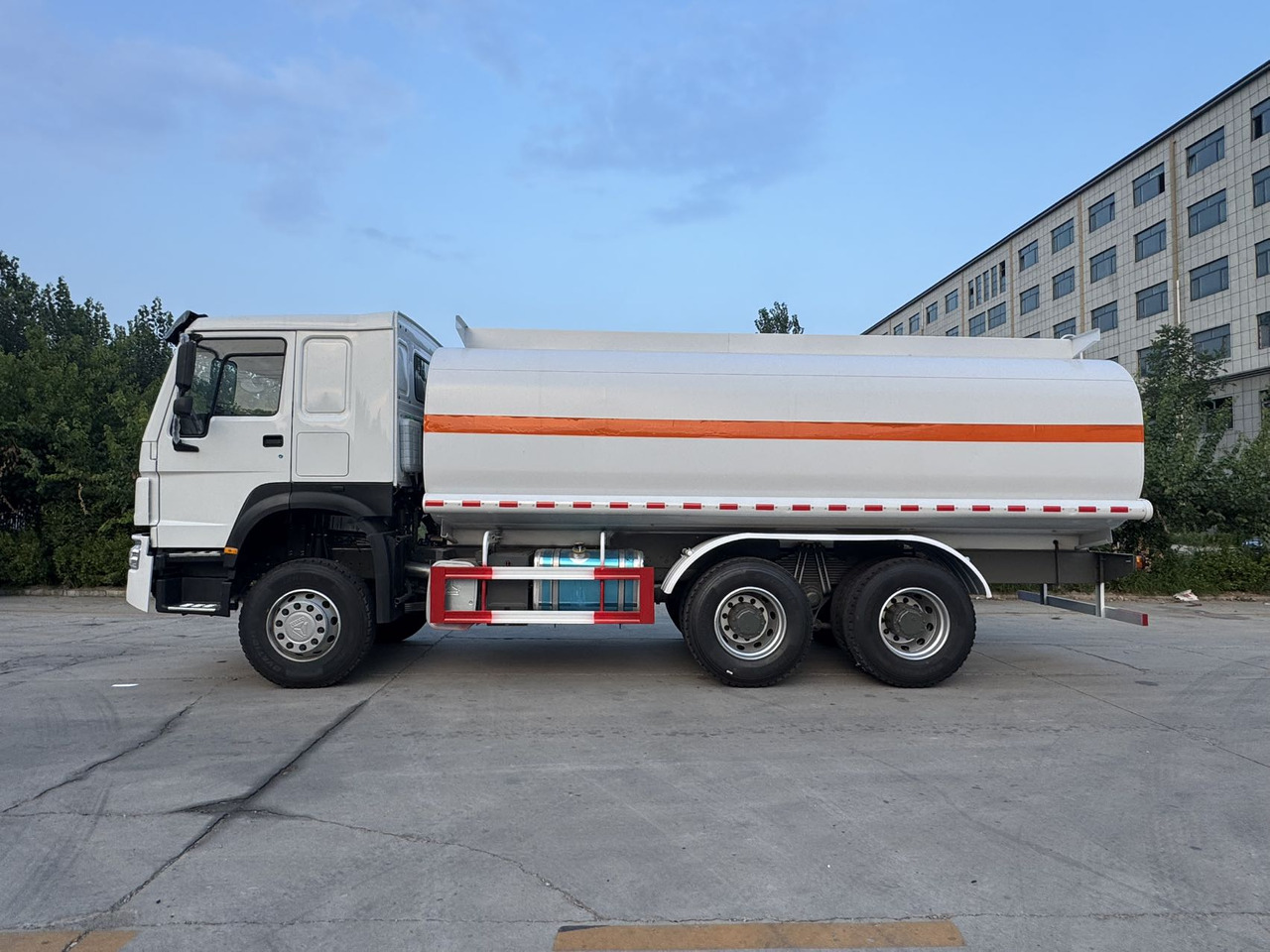 SINOTRUK Howo Fuel Tanker Click Here For DISCOUNT - Tartályos teherautó: 3 kép. SINOTRUK Howo Fuel Tanker Click Here For DISCOUNT - Tartályos teherautó: 3 kép.