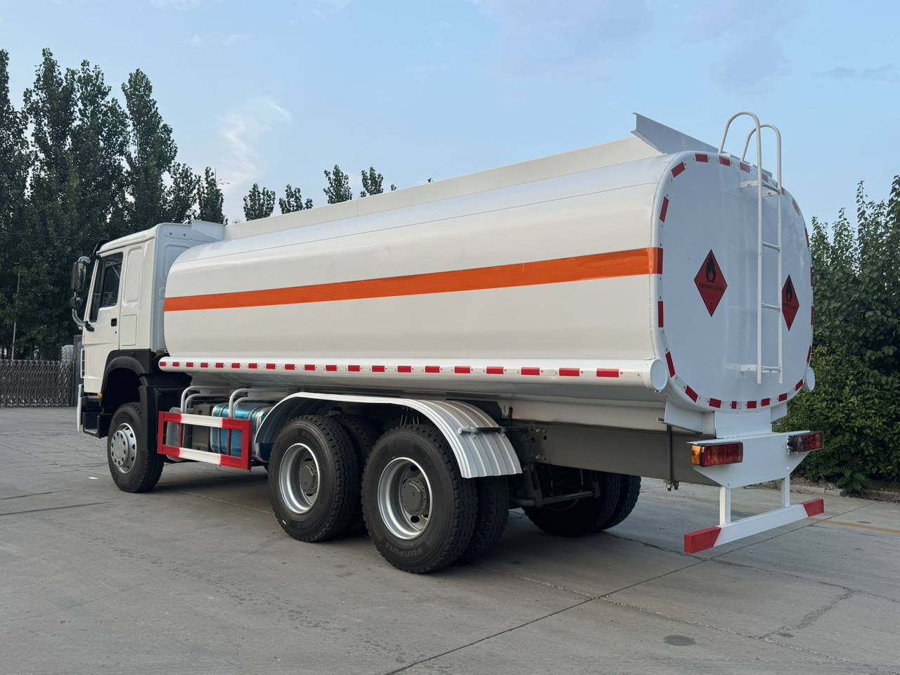 SINOTRUK Howo Fuel Tanker Click Here For DISCOUNT - Tartályos teherautó: 2 kép. SINOTRUK Howo Fuel Tanker Click Here For DISCOUNT - Tartályos teherautó: 2 kép.