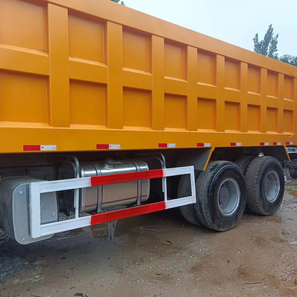 Sino HOWO 8x4 Dump Truck Click for Discount - Billenőplatós teherautó: 2 kép. Sino HOWO 8x4 Dump Truck Click for Discount - Billenőplatós teherautó: 2 kép.