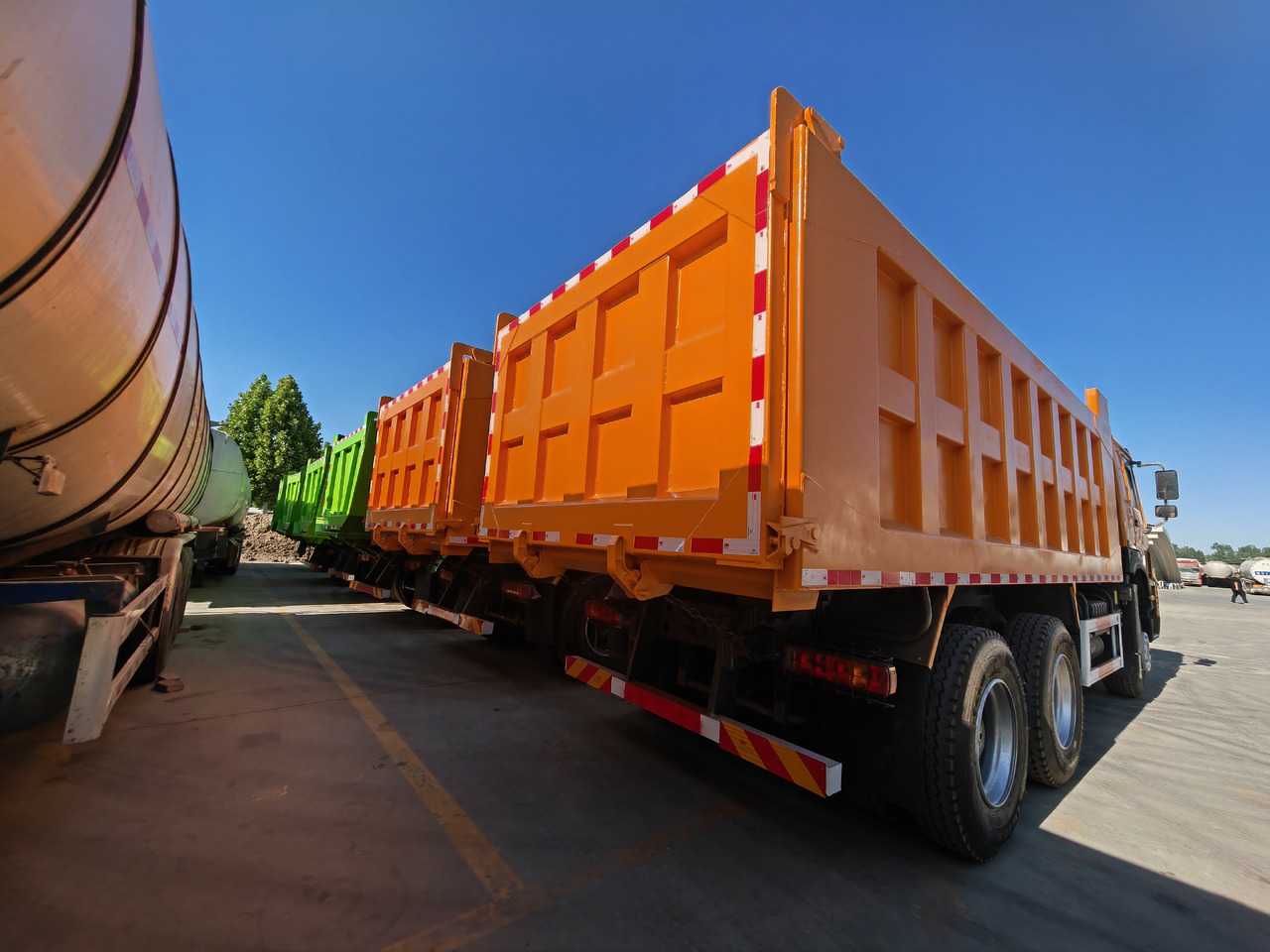 Sinotrack HOWO 6x4 Dump Truck Click for Discount - Billenőplatós teherautó: 3 kép. Sinotrack HOWO 6x4 Dump Truck Click for Discount - Billenőplatós teherautó: 3 kép.