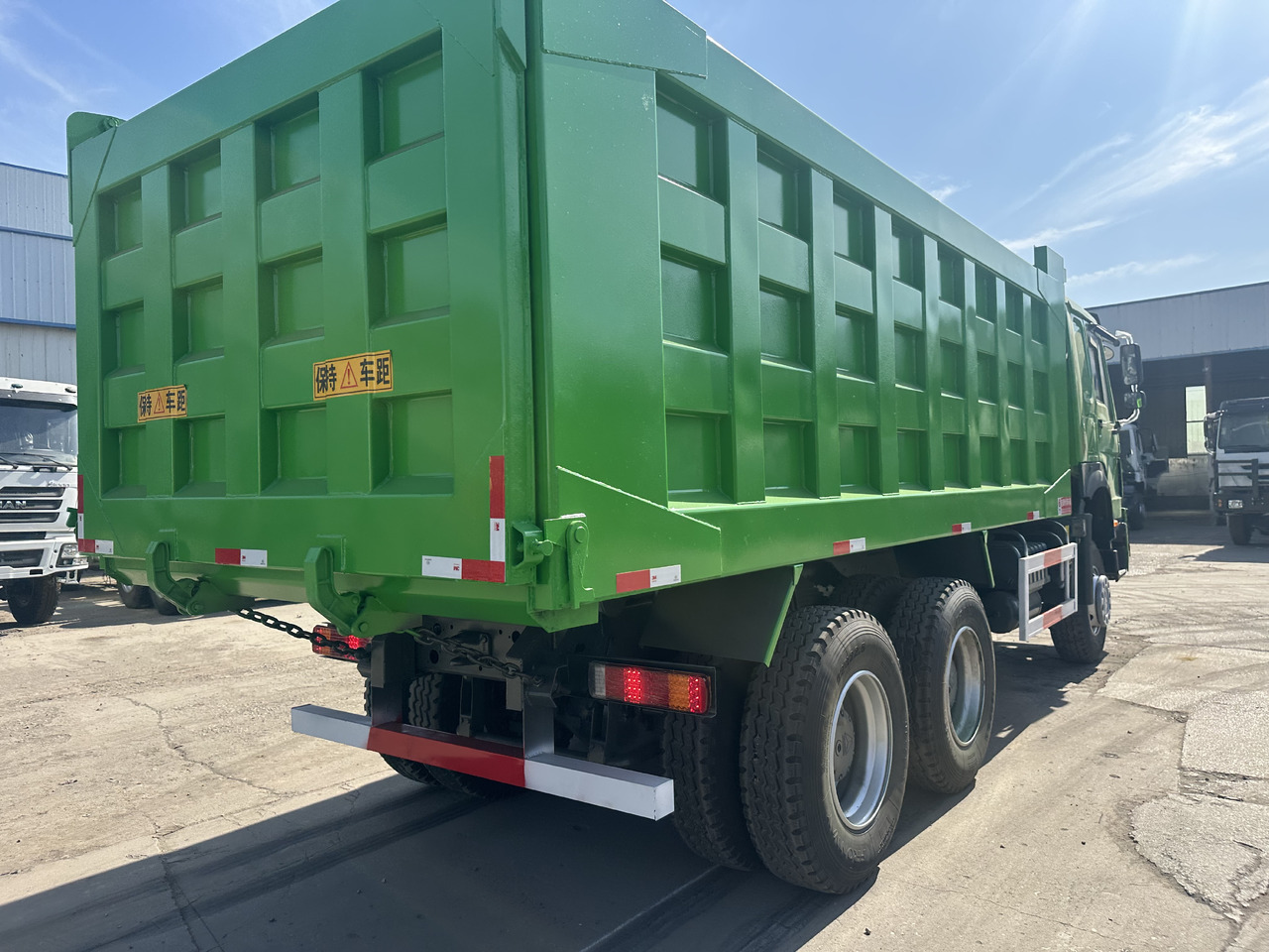 Sinotruck 6x4 HOWO Dump Truck Clcik for Discount - Billenőplatós teherautó: 3 kép. Sinotruck 6x4 HOWO Dump Truck Clcik for Discount - Billenőplatós teherautó: 3 kép.