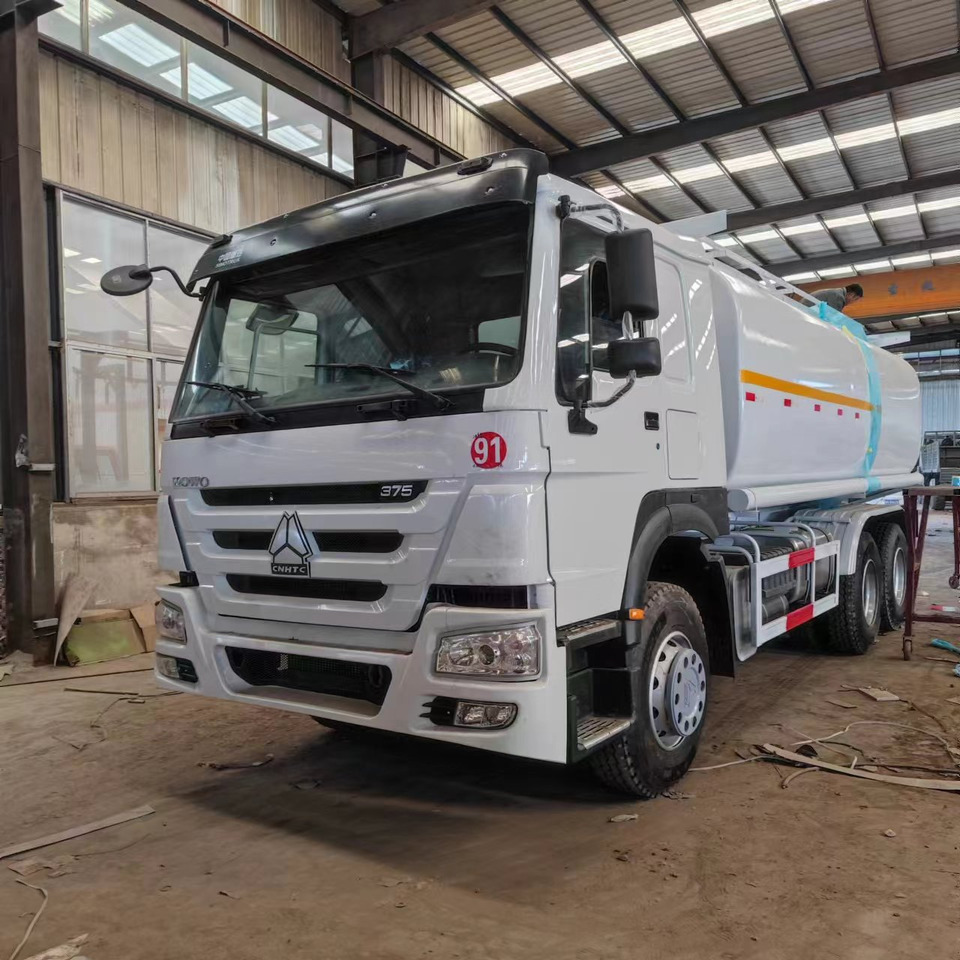 Sinotruck HOWO 371 Fuel Tanker Large Capacity Fuel Vehicle - Tartályos teherautó: 2 kép. Sinotruck HOWO 371 Fuel Tanker Large Capacity Fuel Vehicle - Tartályos teherautó: 2 kép.