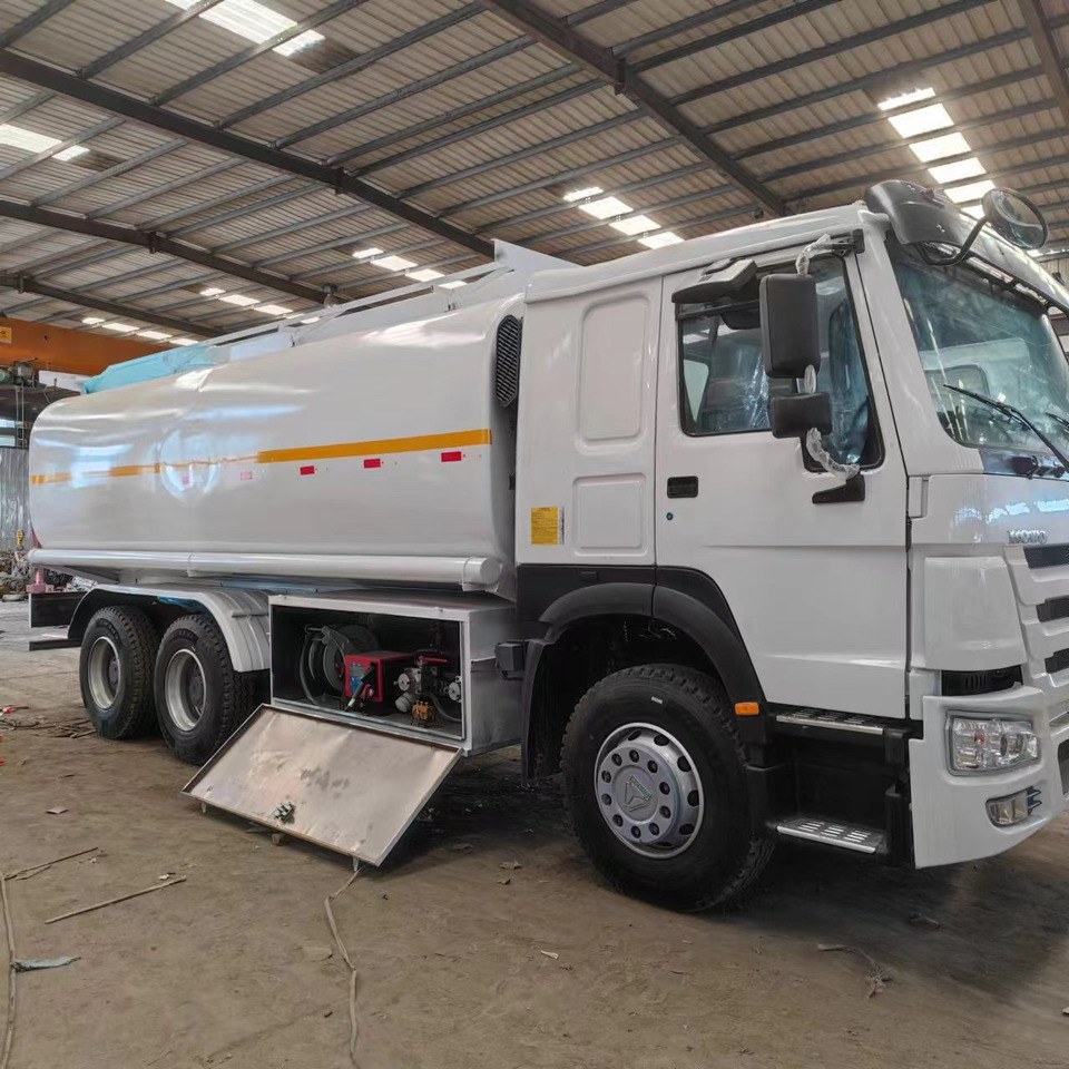 Sinotruck HOWO 371 Fuel Tanker Large Capacity Fuel Vehicle - Tartályos teherautó: 1 kép. Sinotruck HOWO 371 Fuel Tanker Large Capacity Fuel Vehicle - Tartályos teherautó: 1 kép.