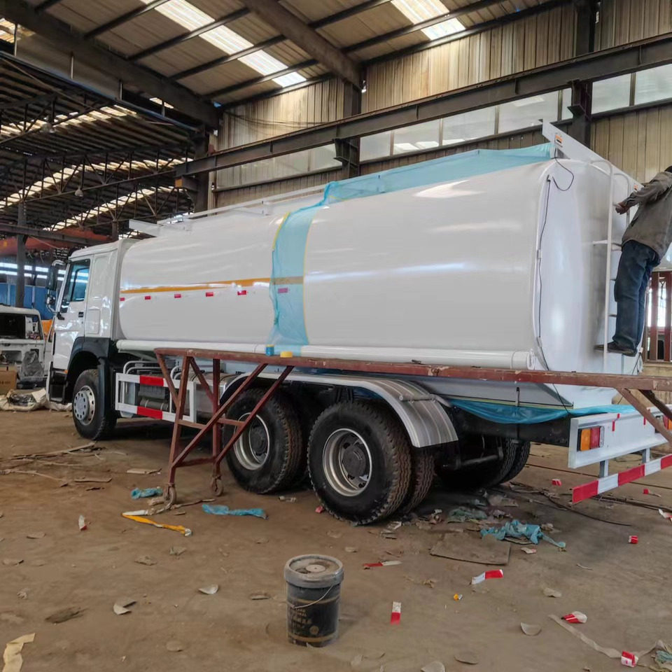 Sinotruck HOWO 371 Fuel Tanker Large Capacity Fuel Vehicle - Tartályos teherautó: 4 kép. Sinotruck HOWO 371 Fuel Tanker Large Capacity Fuel Vehicle - Tartályos teherautó: 4 kép.