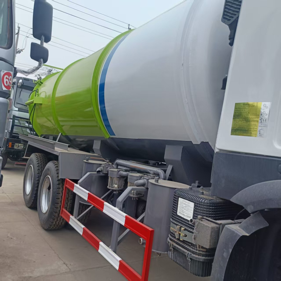Sinotruk Howo Howo 6x4 Large Vacuum Suction Truck - Szippantós autó: 5 kép. Sinotruk Howo Howo 6x4 Large Vacuum Suction Truck - Szippantós autó: 5 kép.