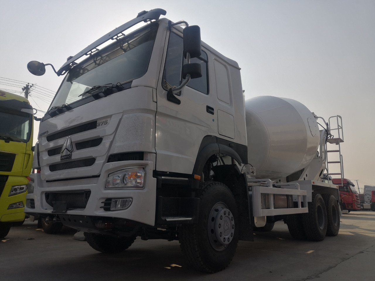 HOWO 10Cube Cement Mixer Truck 6*4 Click Here for Discount - Teherautó: 4 kép. HOWO 10Cube Cement Mixer Truck 6*4 Click Here for Discount - Teherautó: 4 kép.
