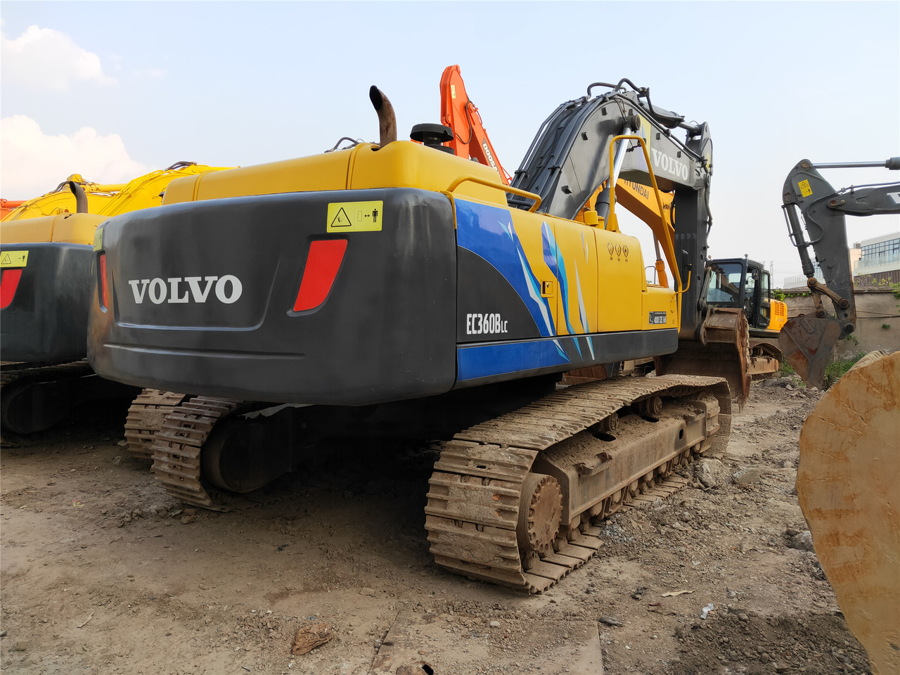 VOLVO Crawler Excavator EC360B - Lánctalpas kotró: 4 kép. VOLVO Crawler Excavator EC360B - Lánctalpas kotró: 4 kép.