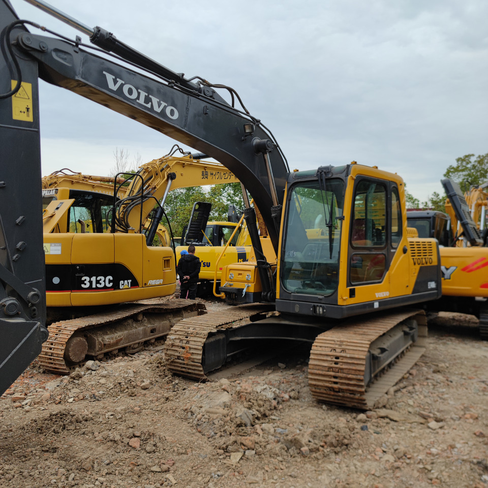 VOLVO EC140B - Lánctalpas kotró: 3 kép. VOLVO EC140B - Lánctalpas kotró: 3 kép.