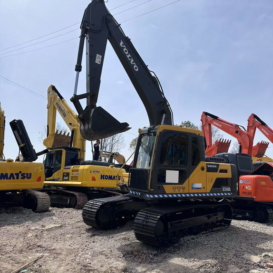 VOLVO EC140D - Lánctalpas kotró: 5 kép. VOLVO EC140D - Lánctalpas kotró: 5 kép.