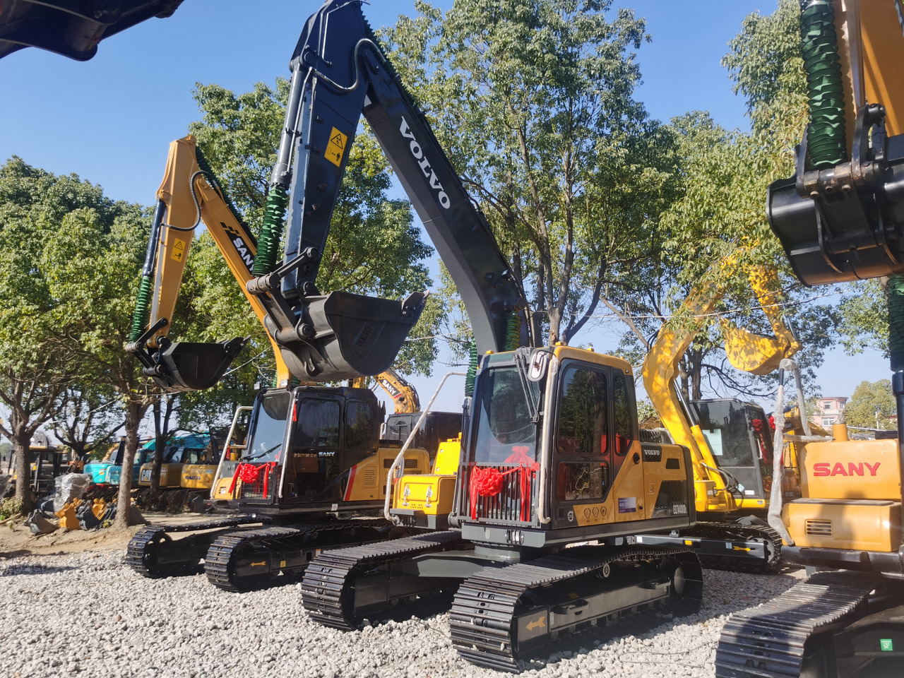 VOLVO EC140DL - Lánctalpas kotró: 3 kép. VOLVO EC140DL - Lánctalpas kotró: 3 kép.