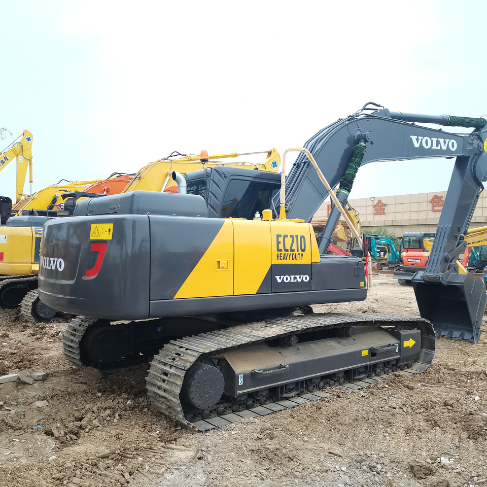 VOLVO EC210 - Lánctalpas kotró: 4 kép. VOLVO EC210 - Lánctalpas kotró: 4 kép.