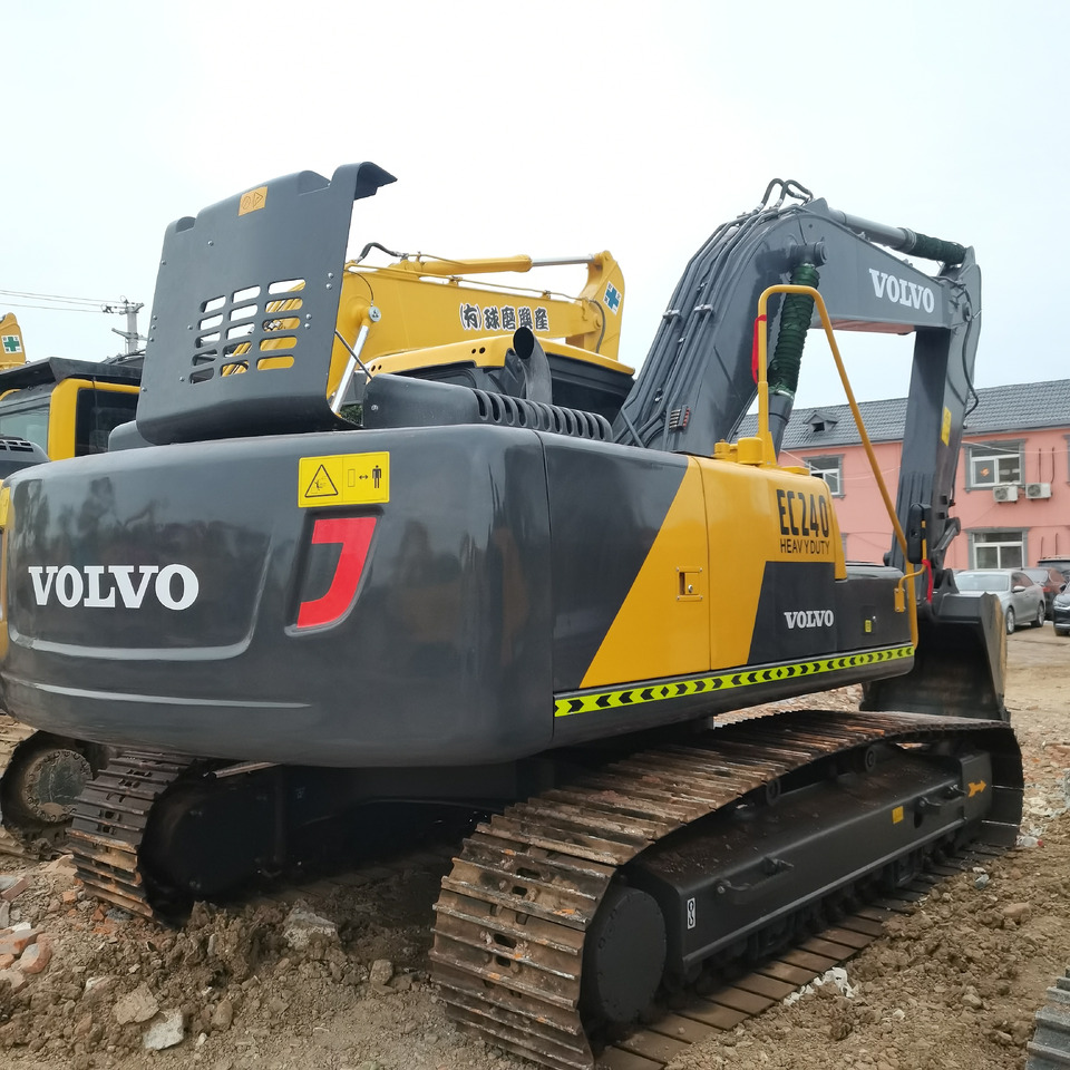 VOLVO EC240 - Lánctalpas kotró: 5 kép. VOLVO EC240 - Lánctalpas kotró: 5 kép.
