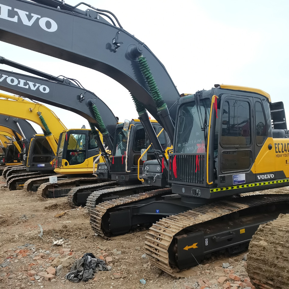 VOLVO EC240 - Lánctalpas kotró: 2 kép. VOLVO EC240 - Lánctalpas kotró: 2 kép.