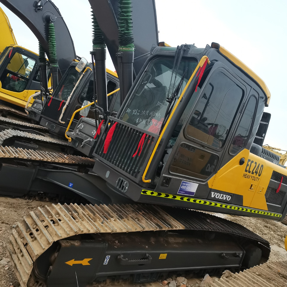 VOLVO EC240 - Lánctalpas kotró: 3 kép. VOLVO EC240 - Lánctalpas kotró: 3 kép.