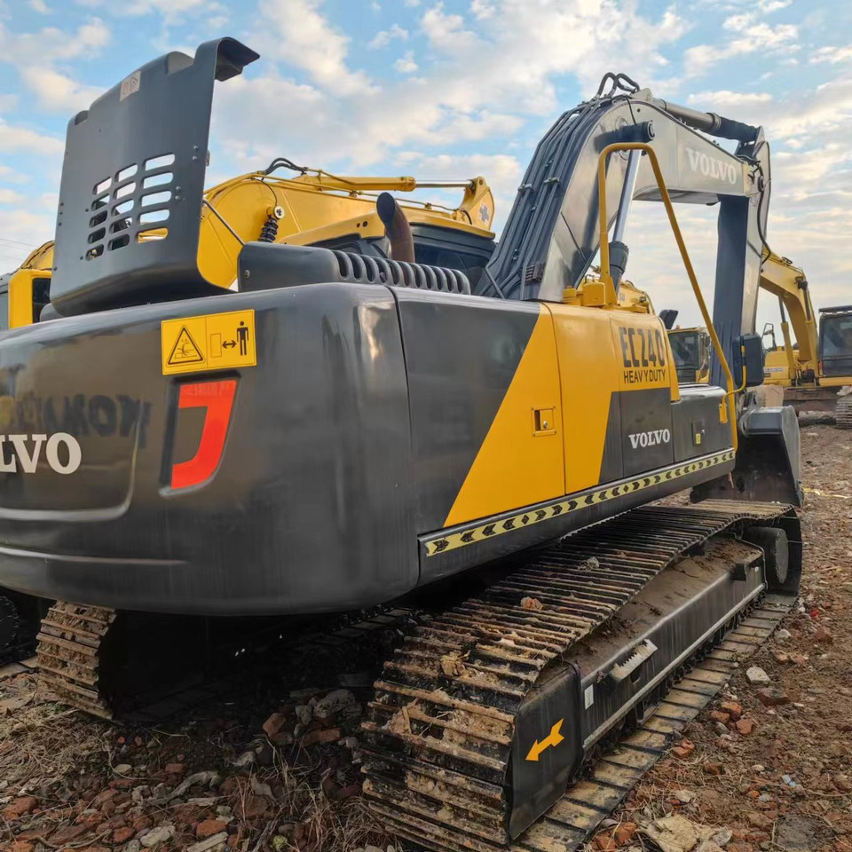 VOLVO Excavator EC240 Click for Discount - Lánctalpas kotró: 2 kép. VOLVO Excavator EC240 Click for Discount - Lánctalpas kotró: 2 kép.