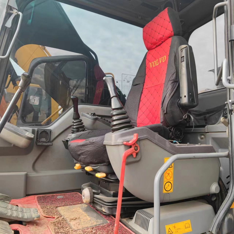 VOLVO Excavator EC240 Click for Discount - Lánctalpas kotró: 4 kép. VOLVO Excavator EC240 Click for Discount - Lánctalpas kotró: 4 kép.