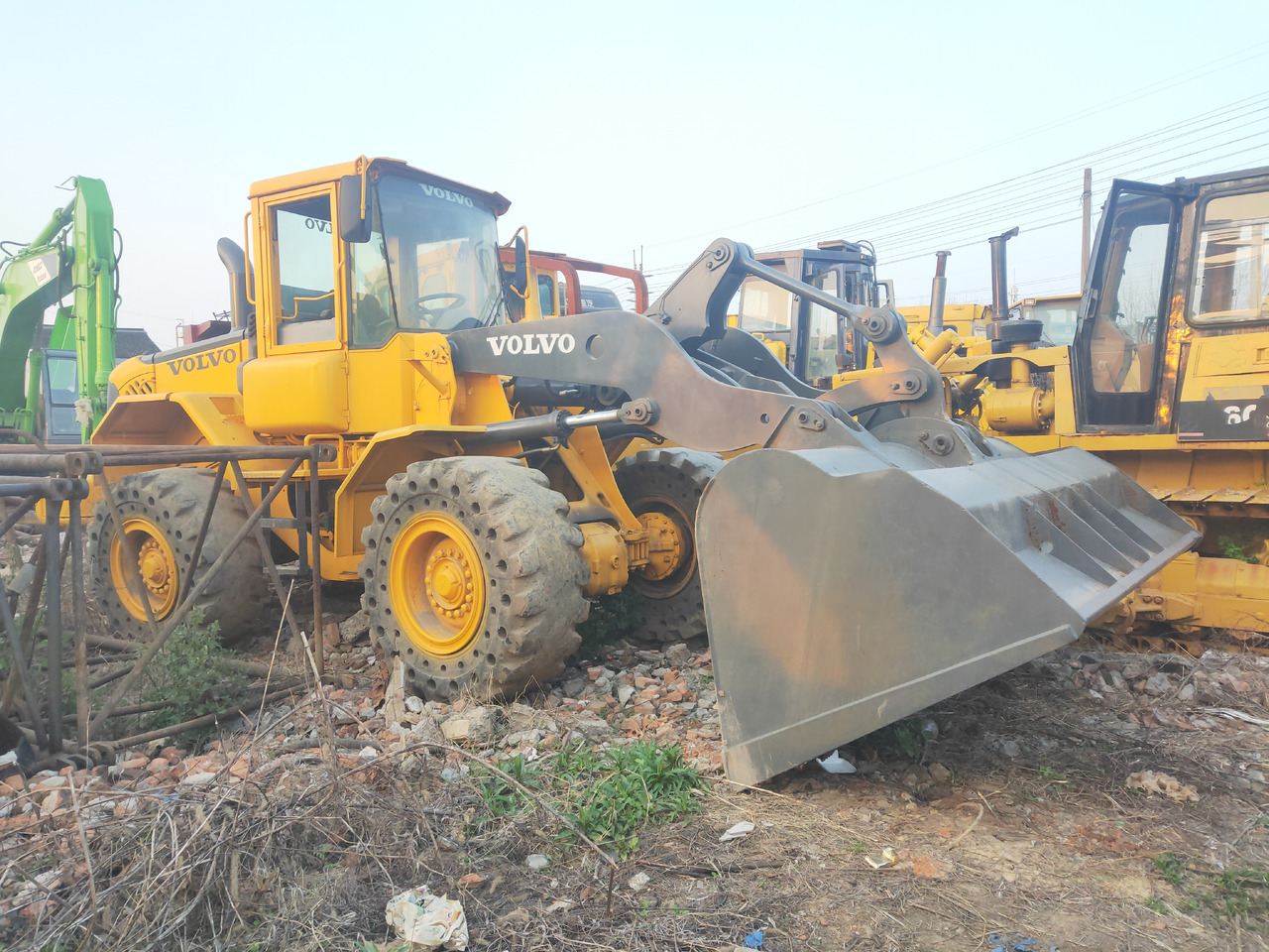 Volvo Wheel Loader Volvo L70E Click Here for Discount - Gumikerekes homlokrakodó: 3 kép. Volvo Wheel Loader Volvo L70E Click Here for Discount - Gumikerekes homlokrakodó: 3 kép.