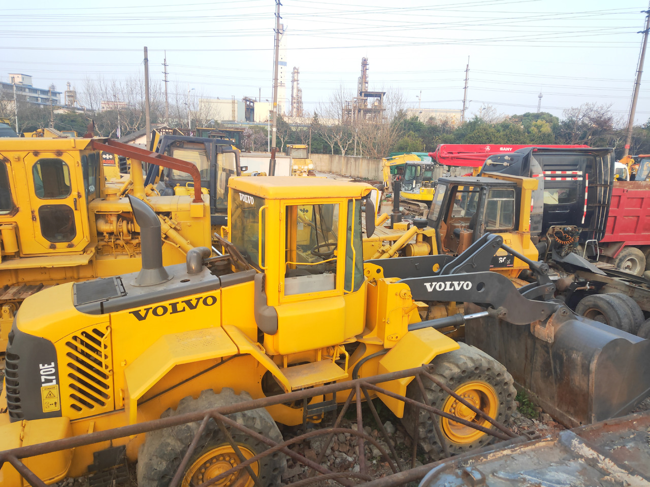 Volvo Wheel Loader Volvo L70E Click Here for Discount - Gumikerekes homlokrakodó: 2 kép. Volvo Wheel Loader Volvo L70E Click Here for Discount - Gumikerekes homlokrakodó: 2 kép.