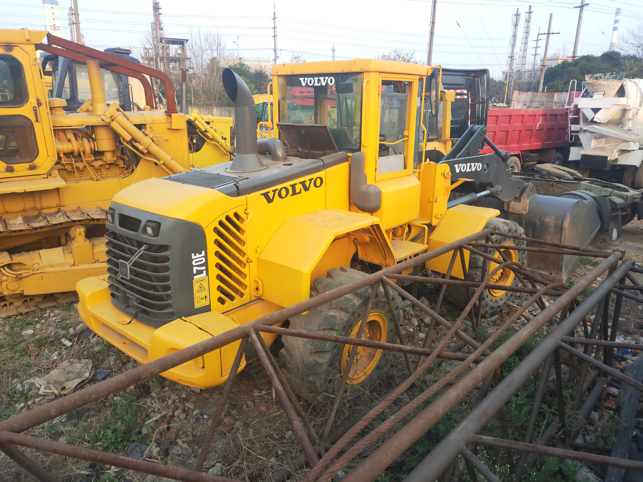 Volvo Wheel Loader Volvo L70E Click Here for Discount - Gumikerekes homlokrakodó: 1 kép. Volvo Wheel Loader Volvo L70E Click Here for Discount - Gumikerekes homlokrakodó: 1 kép.