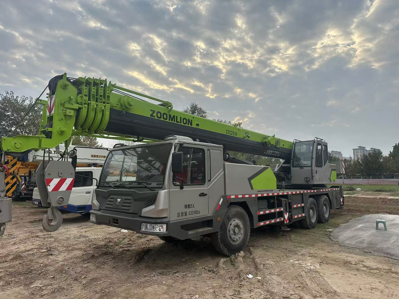 ZOOMLION Crane ZTC251V 25Ton - Terepjáró autódaru: 2 kép. ZOOMLION Crane ZTC251V 25Ton - Terepjáró autódaru: 2 kép.