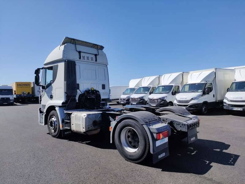 Tracteur 19 TONNES 360 CV 1 COUCHETTE - Nyergesvontató: 4 kép. Tracteur 19 TONNES 360 CV 1 COUCHETTE - Nyergesvontató: 4 kép.