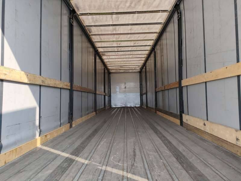 Semi-remorque 3 Essieux 38 TONNES HAYON 2 PORTES AR COFFRE A PALETTES - Ponyvás félpótkocsi: 5 kép. Semi-remorque 3 Essieux 38 TONNES HAYON 2 PORTES AR COFFRE A PALETTES - Ponyvás félpótkocsi: 5 kép.