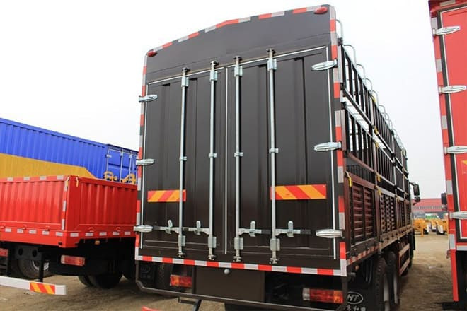 FAW FAW J6P Livestock Truck for Sale in Uganda - Állatszállító teherautó: 3 kép. FAW FAW J6P Livestock Truck for Sale in Uganda - Állatszállító teherautó: 3 kép.