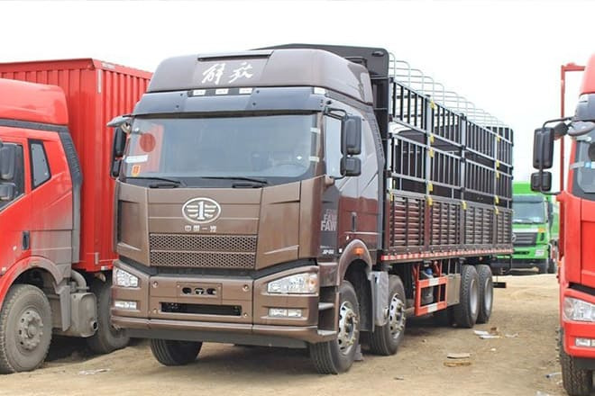 FAW FAW J6P Livestock Truck for Sale in Uganda - Állatszállító teherautó: 1 kép. FAW FAW J6P Livestock Truck for Sale in Uganda - Állatszállító teherautó: 1 kép.