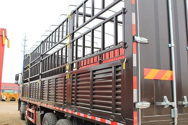 FAW FAW J6P Livestock Truck for Sale in Uganda - Állatszállító teherautó: 4 kép. FAW FAW J6P Livestock Truck for Sale in Uganda - Állatszállító teherautó: 4 kép.