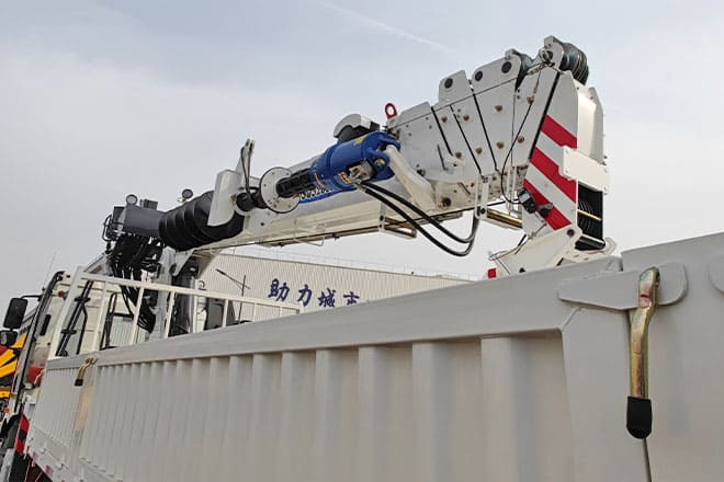 FAW FAW Truck Mounted Crane with Hydraulic Boom for Sale in Kuwait - Darus autó: 2 kép. FAW FAW Truck Mounted Crane with Hydraulic Boom for Sale in Kuwait - Darus autó: 2 kép.